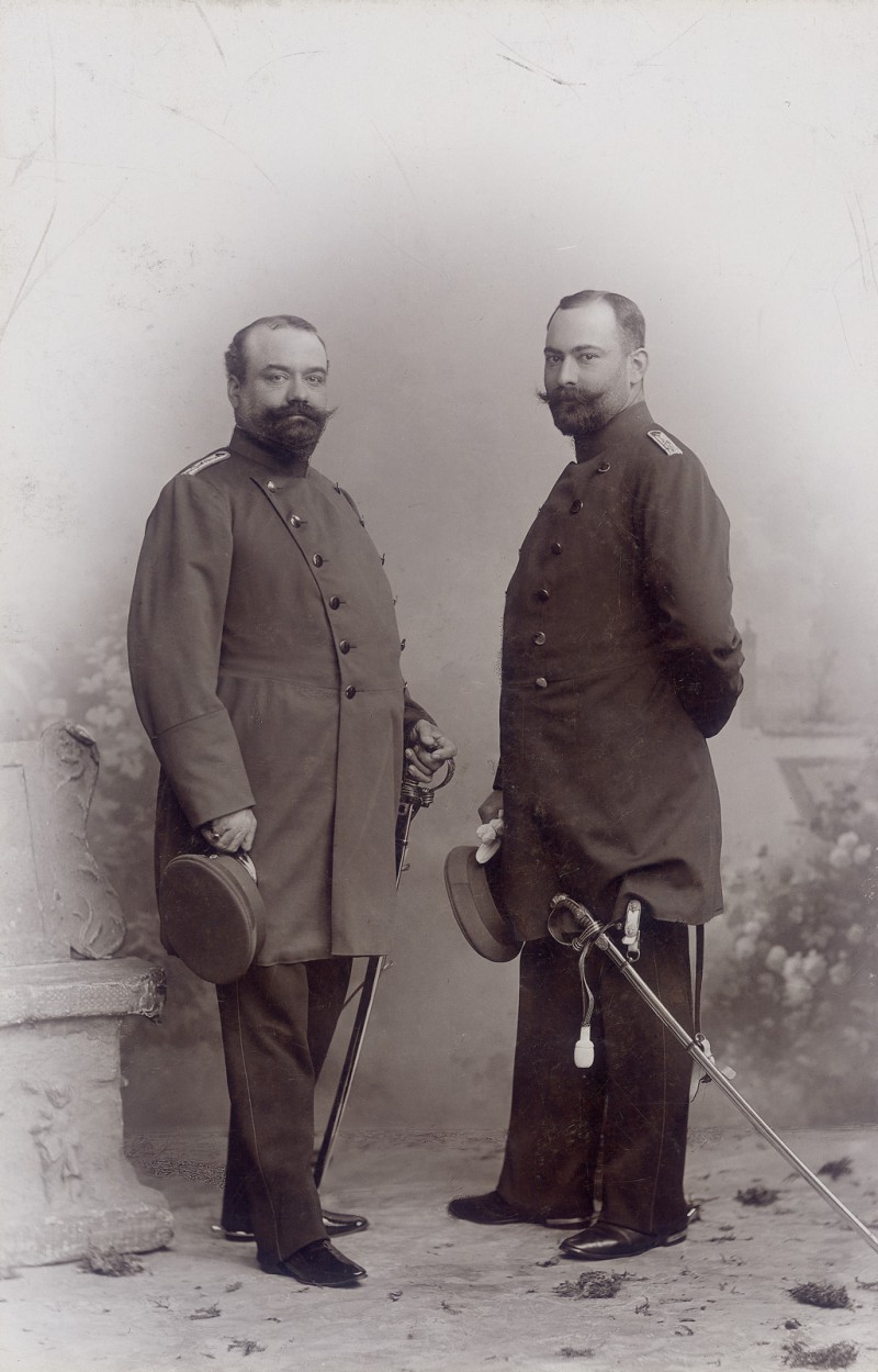 Franz von Mendelssohn with his older brother Robert (left) in military uniform in 1898.  Image: private collection